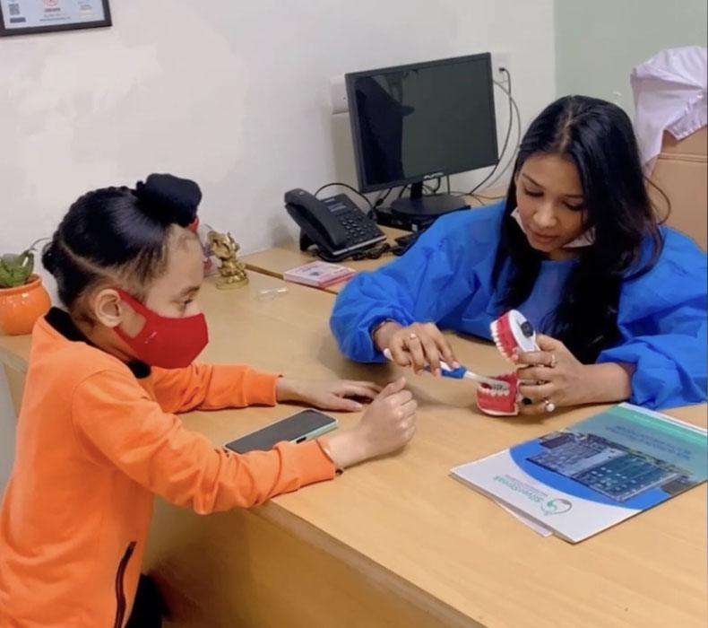 Dr Anukriti With Kid Patient